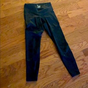 Old Navy XS Active Leggings with double cutouts